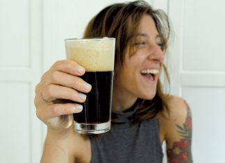 Giovane, spumeggiante e donna, la birra è così