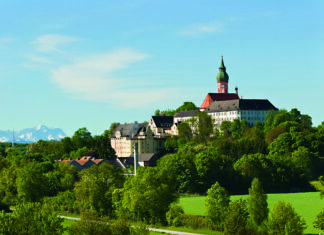 Dalla Germania il bere sostenibile Kloster Andechs vor Alpenkette