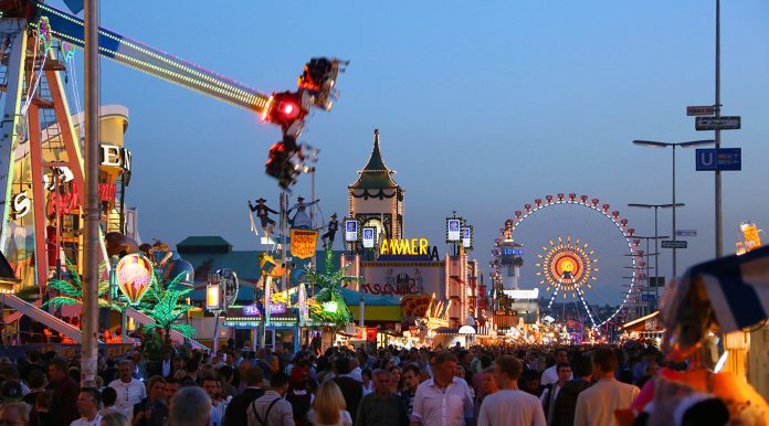 Blick über das Münchner Oktoberfest am Abend © München Touri