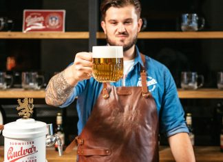 L’arte della spillatura perfetta: il rituale ceco anche in Italia con Budweiser Budvar